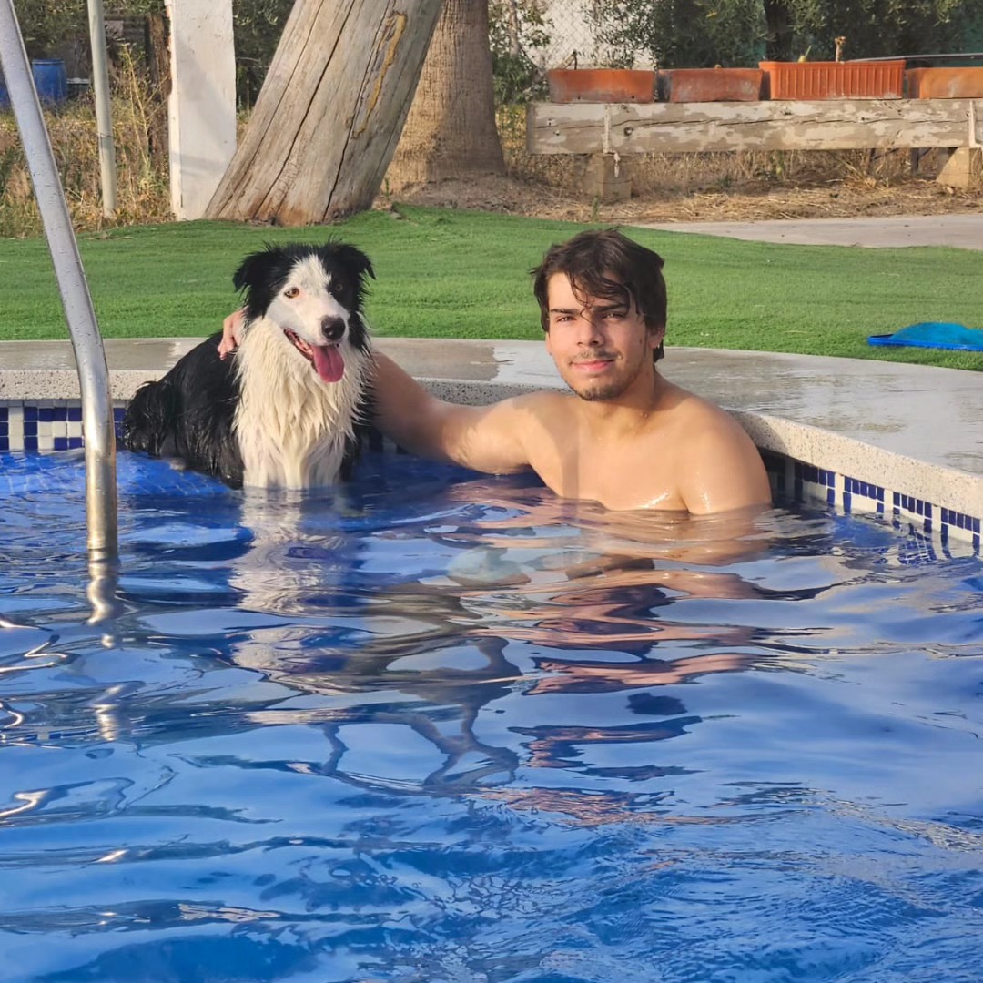 José Ángel, a la derecha, junto a Evie, su border collie